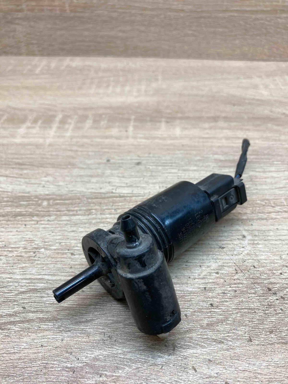 2751743  With Plug Windscreen/windshield washer pump BMW 5 E60 E61
