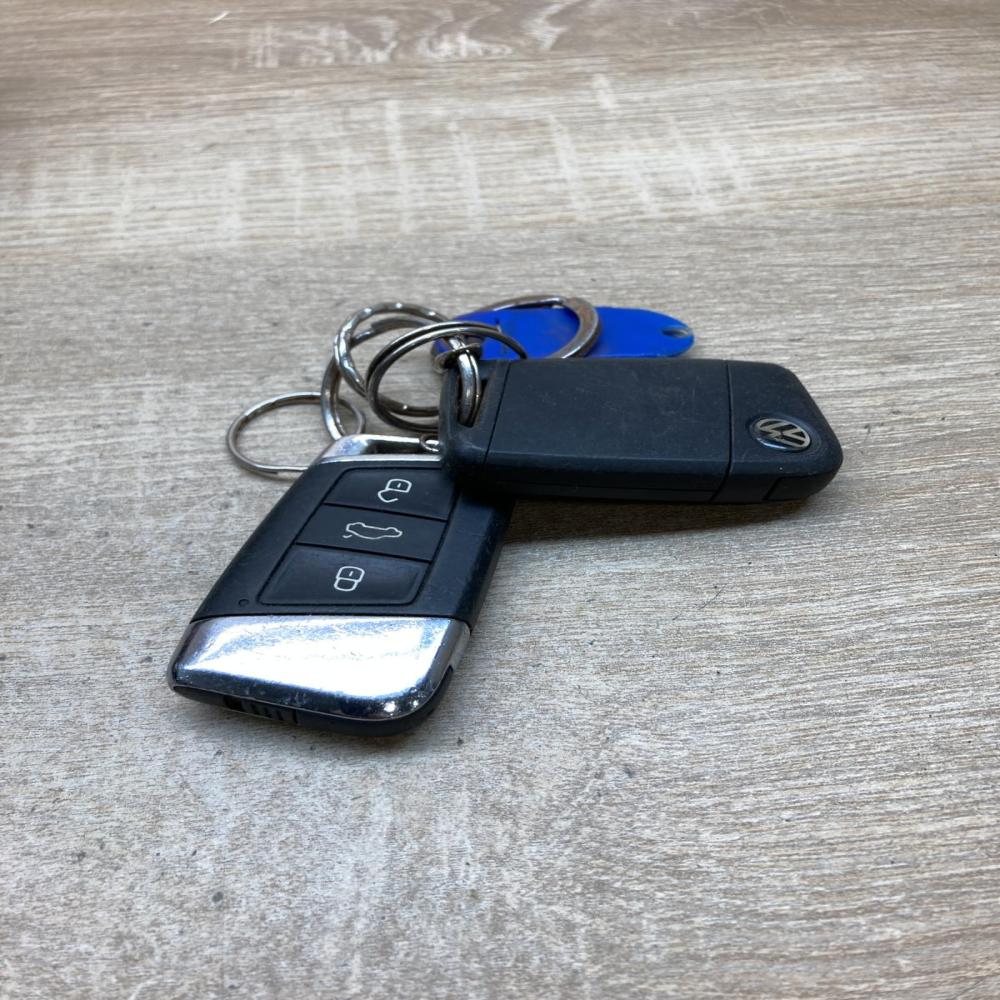 490RMB03   Ignition key/card Volkswagen PASSAT B8