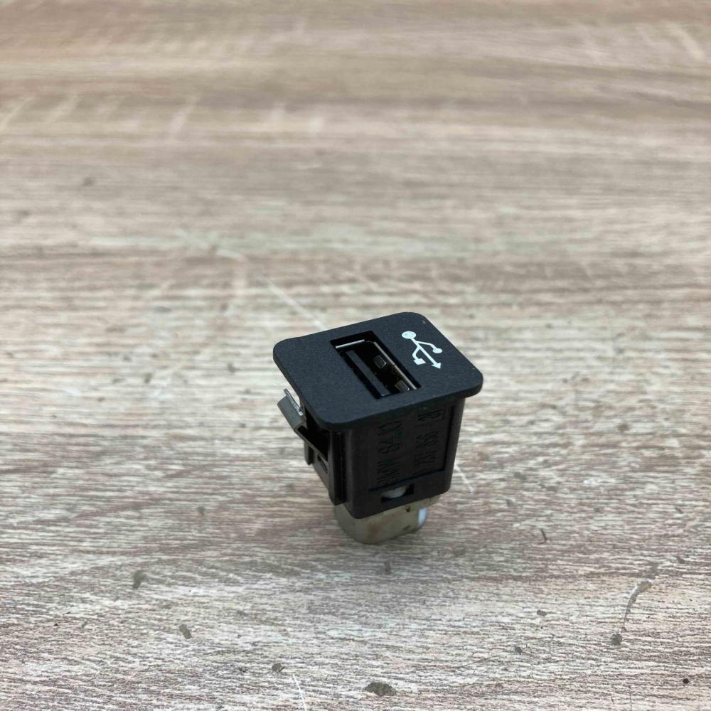 9237656 9237656 01  USB socket connector BMW X3 F25
