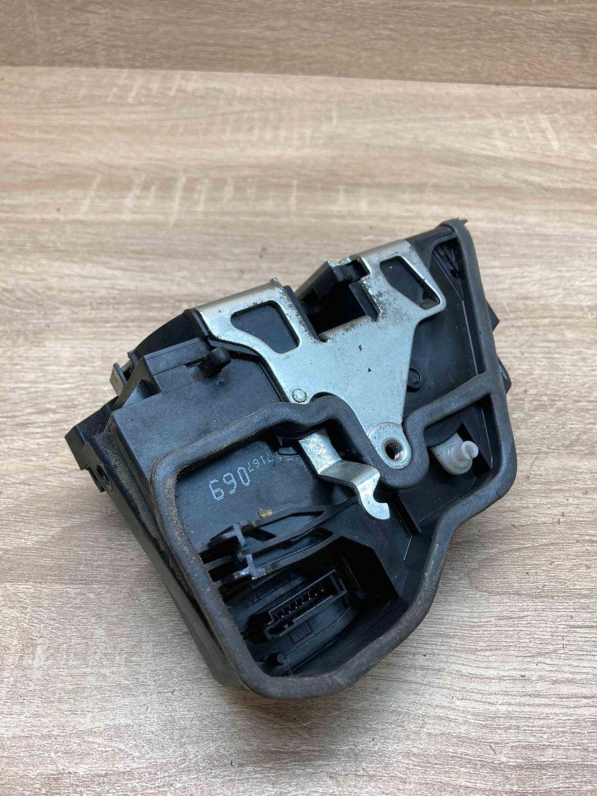 7167069   Rear door lock BMW 3 E90 E91