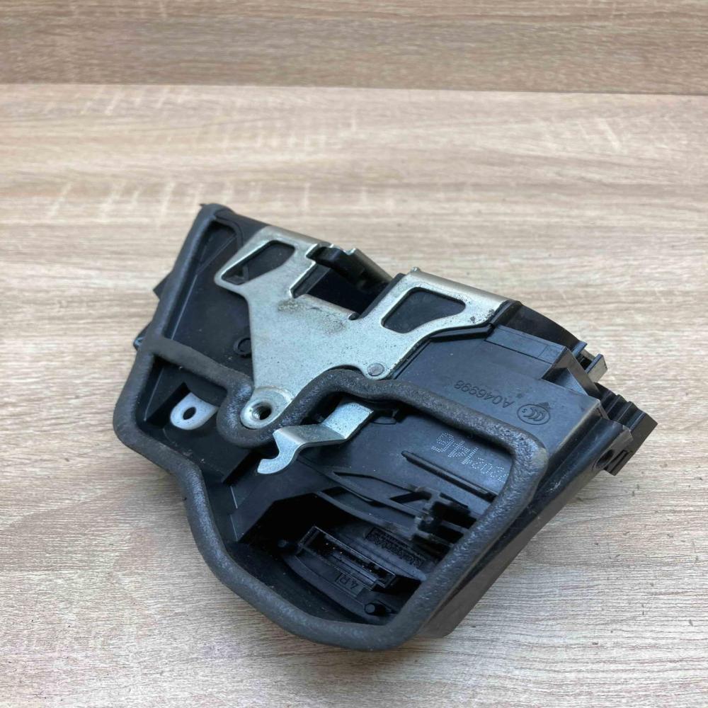 7202146   Front door lock BMW 3 E90 E91