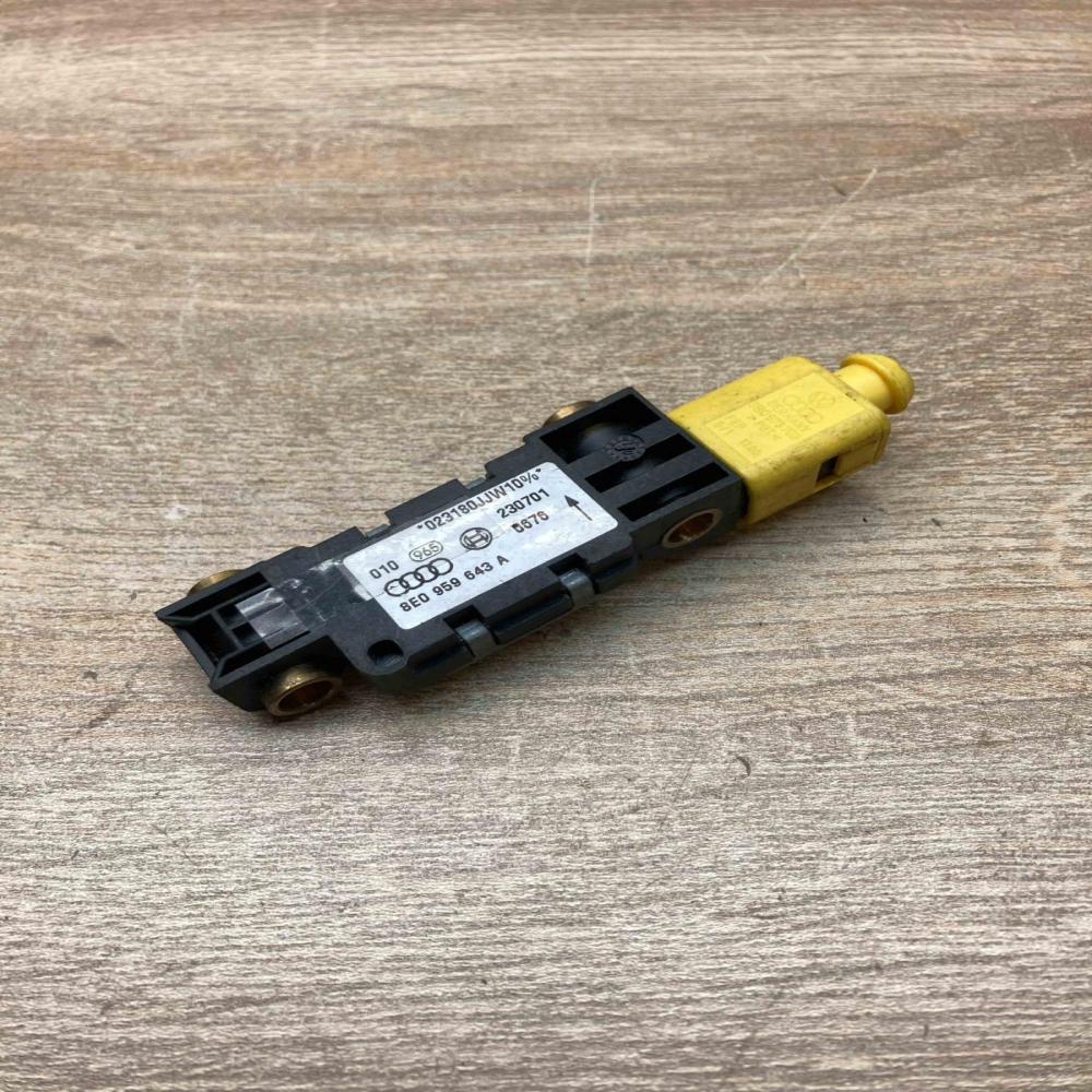 8E0959643A   Airbag deployment crash/impact sensor Audi A4 S4 B5 8D