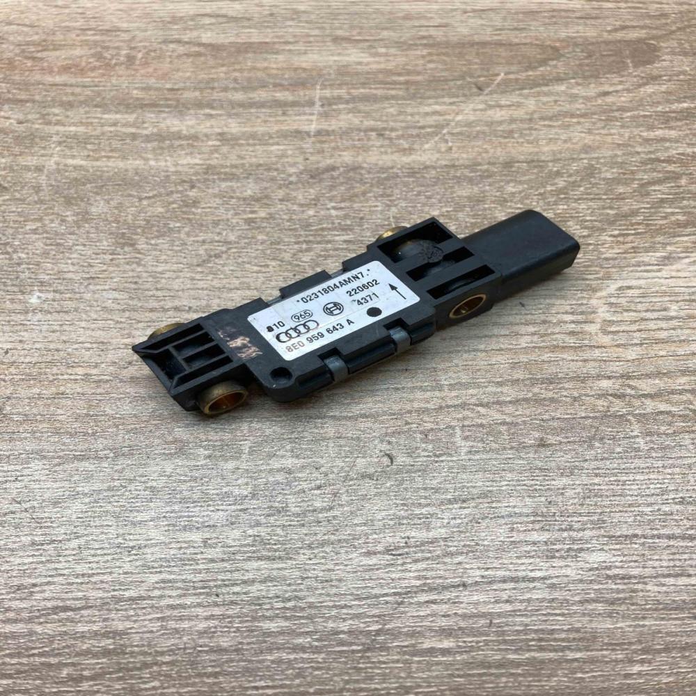8E0959643A   Airbag deployment crash/impact sensor Audi A4 S4 B5 8D