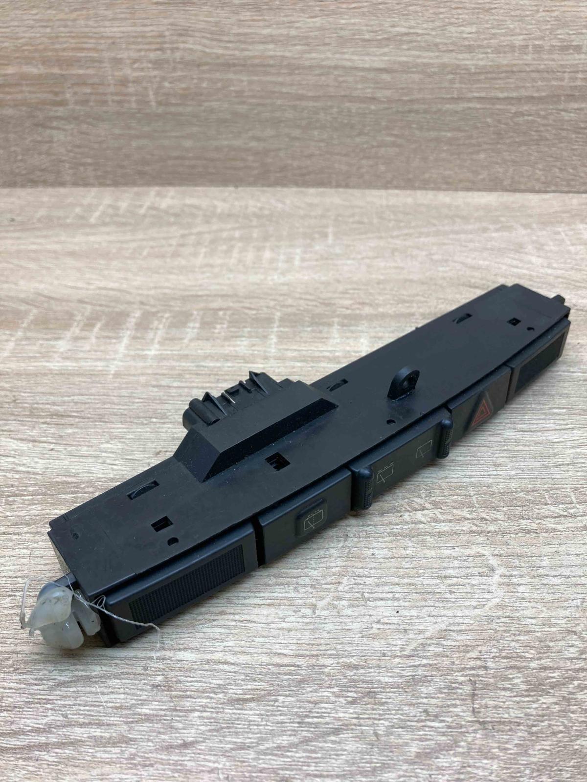 04685925AA   Hazard light switch Chrysler Voyager