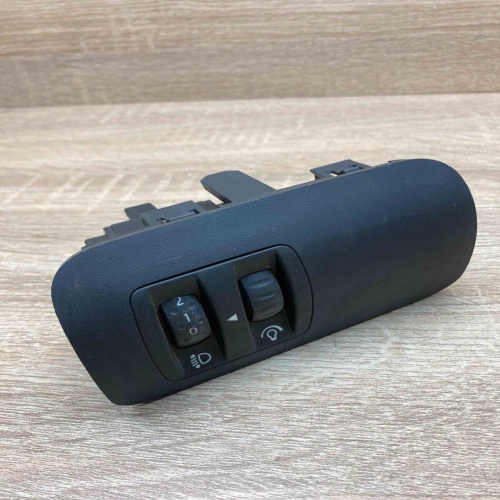8200176081 8200095495B  Headlight level height control switch Renault Megane II