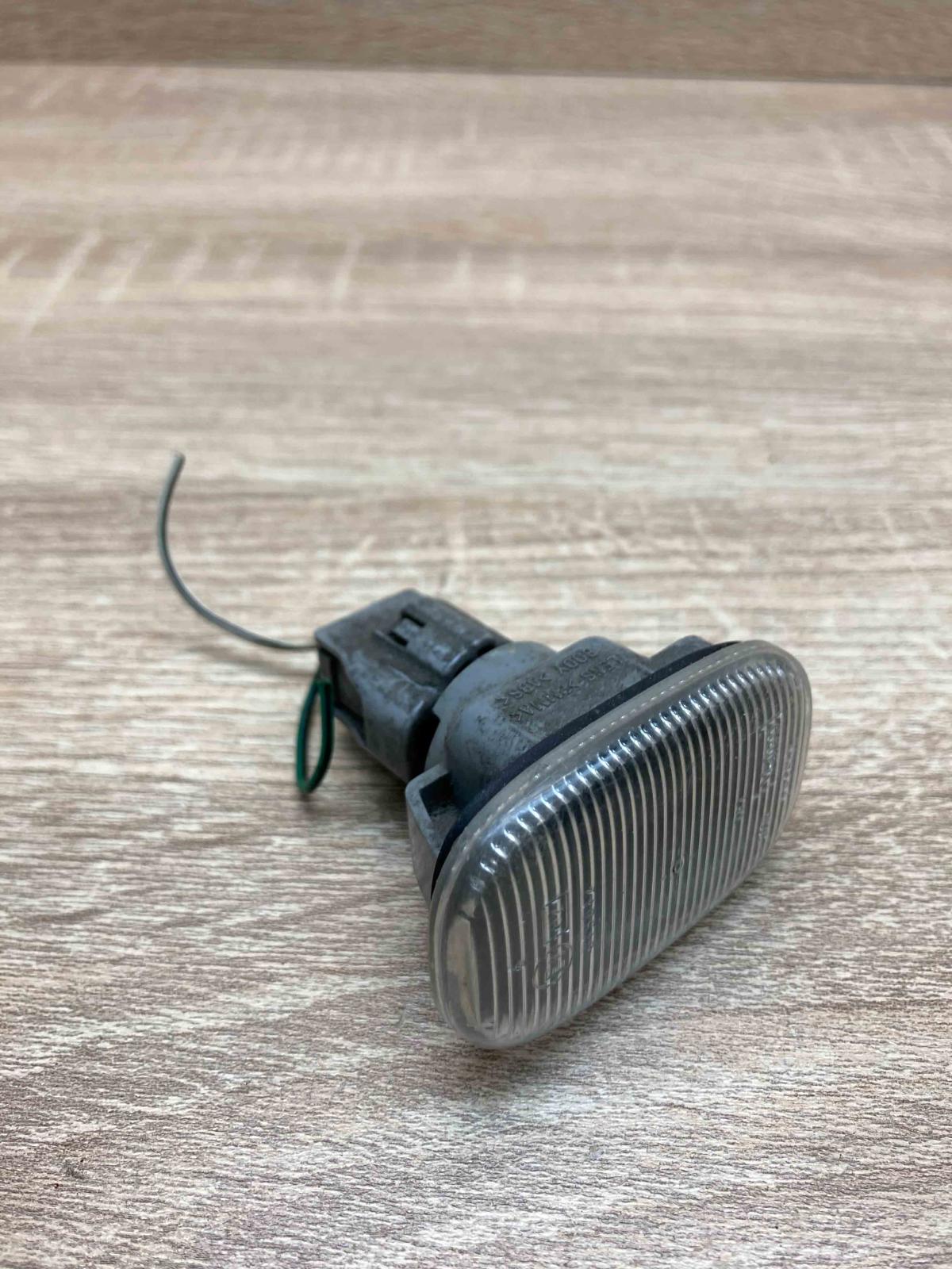 019012 E2  Front fender indicator light Toyota Corolla Verso AR10