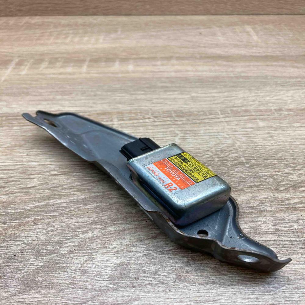 89833 30020 187900 1772 R2 Airbag deployment crash/impact sensor Lexus GS 300 35