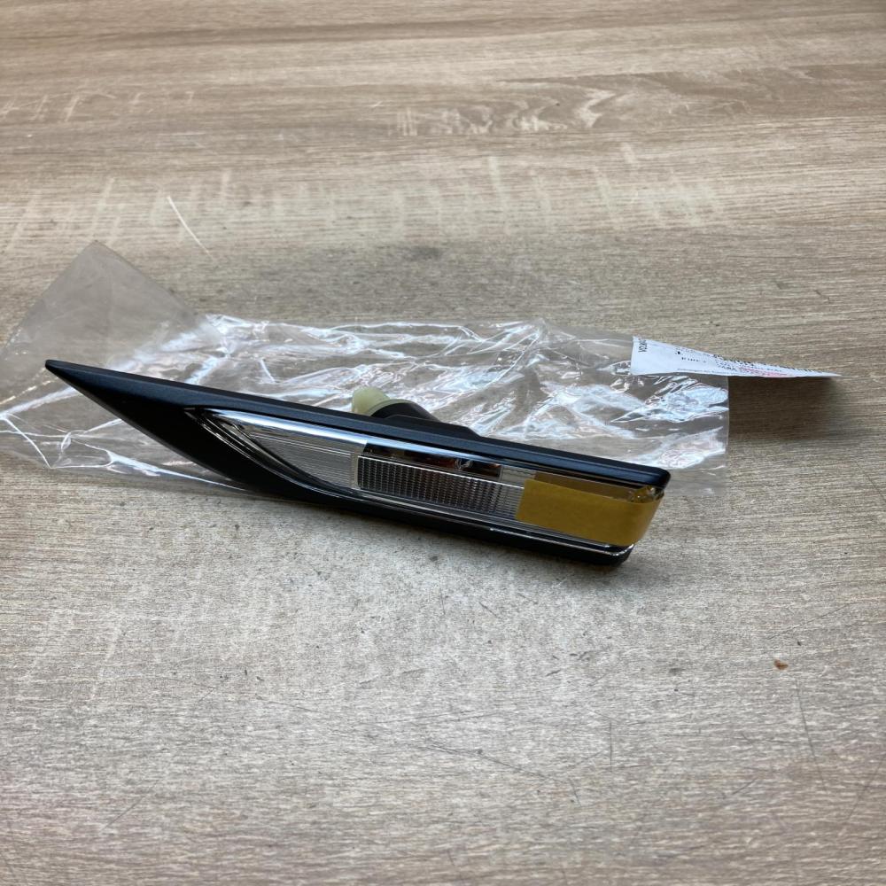 2K5949101   Front fender indicator light Volkswagen Caddy