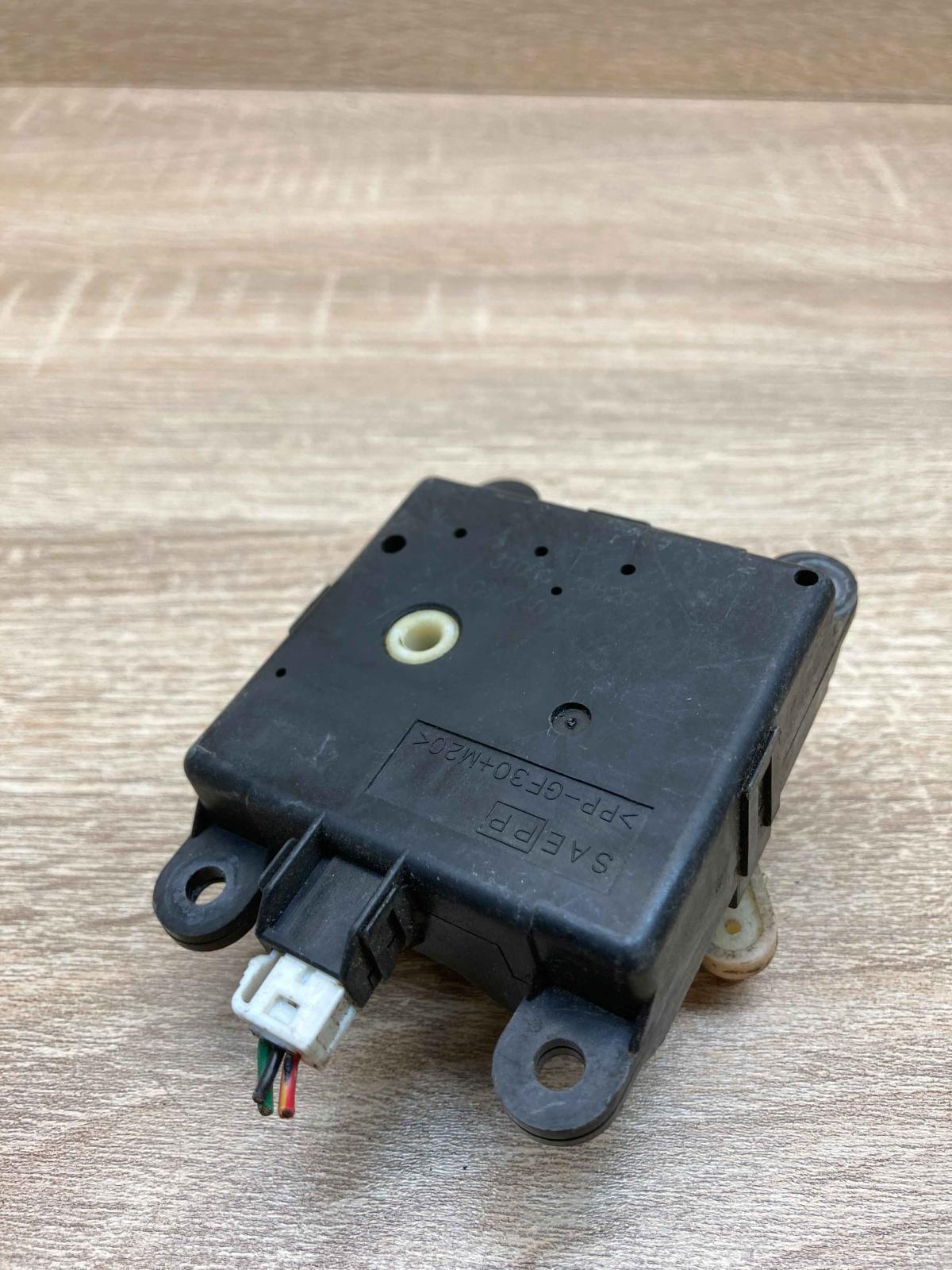 3T050 30820 031210  Air flap motor/actuator Nissan Primera