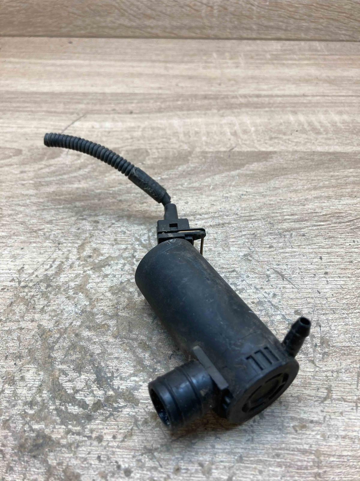 93BB 17K624 AA D00LA With Plug Windscreen/windshield washer pump Ford Focus