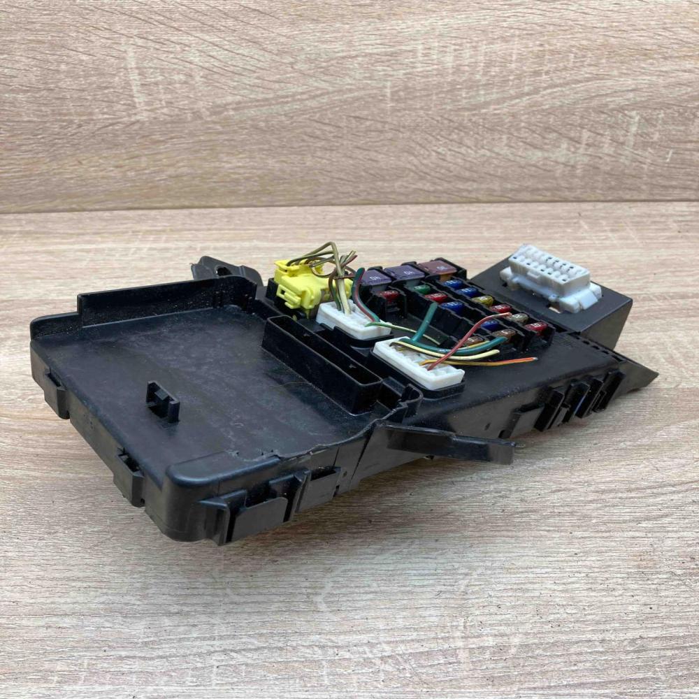 82730 05020 102439091900  Fuse module Toyota Avensis T220