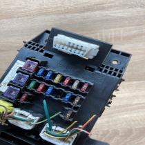 82730 05020 102439091900  Fuse module Toyota Avensis T220