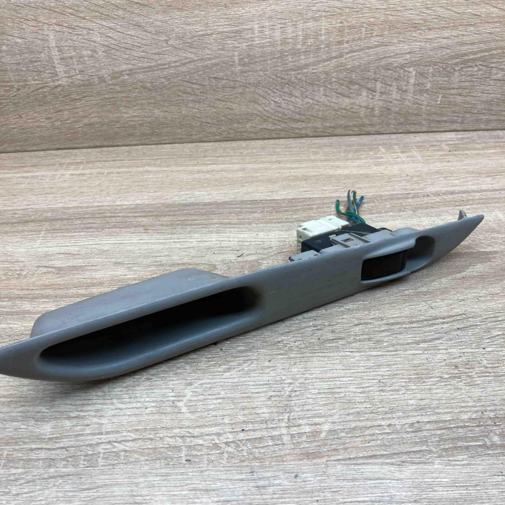 82961 Switch BU000 1  Electric window control switch Nissan Primera