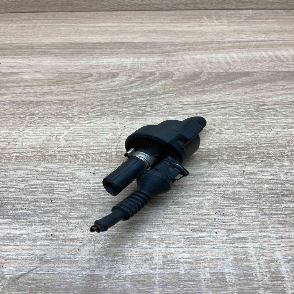 058133459   Valve vacuum Audi A4 S4 B5 8D
