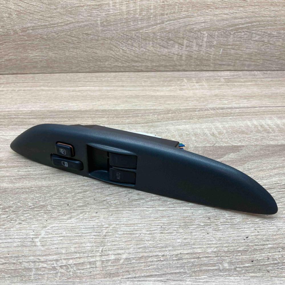 011 3D09   Electric window control switch Toyota Yaris