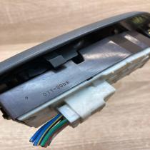 011 3D09   Electric window control switch Toyota Yaris
