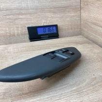 011 3D09   Electric window control switch Toyota Yaris