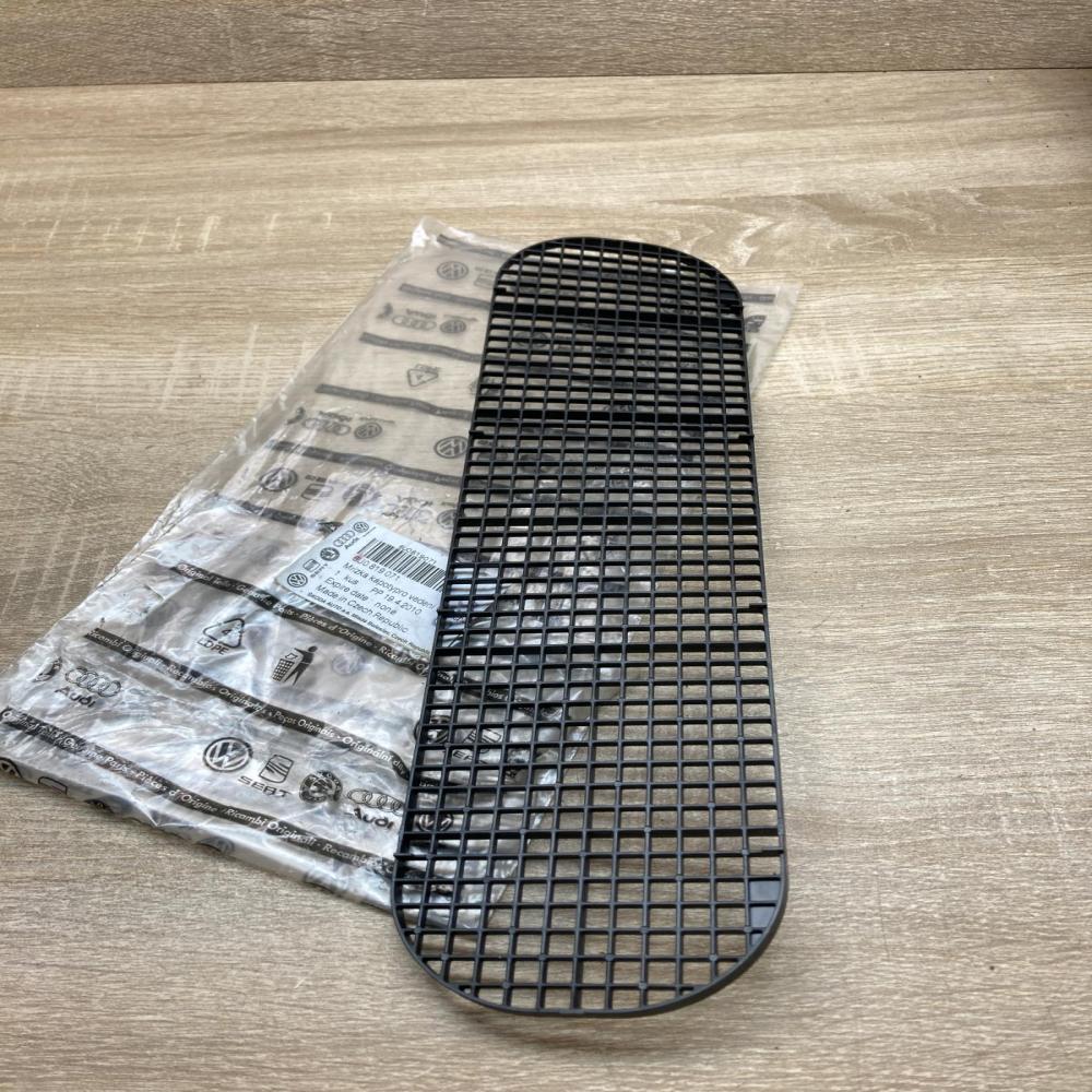 6U0819071   Front bumper lower grill Skoda Felicia I