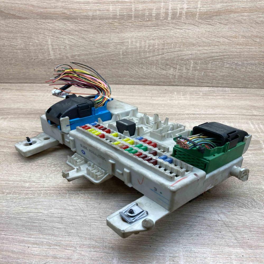 519199012 05002491  Fuse module Volvo V50