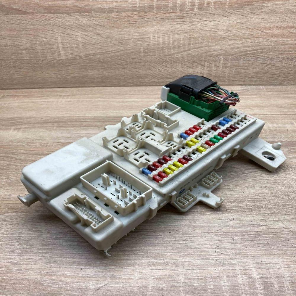519216048   Fuse module Mazda 323