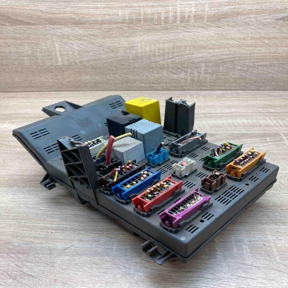 7700810929 7700412030  Fuse module Renault Laguna I