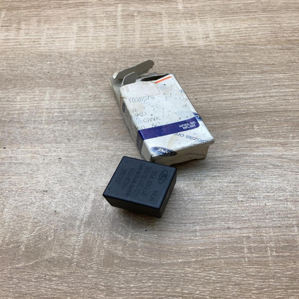 1035579 93AG 13350 AC  Other relay Ford Fiesta