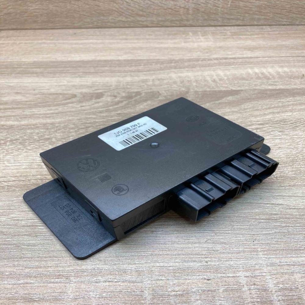 1J0959799F 5DK007952 00  Comfort/convenience module Volkswagen PASSAT B5