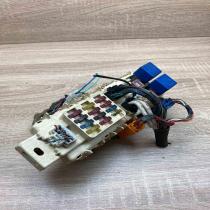 82641 12010 39930109  Fuse module Toyota Avensis T250