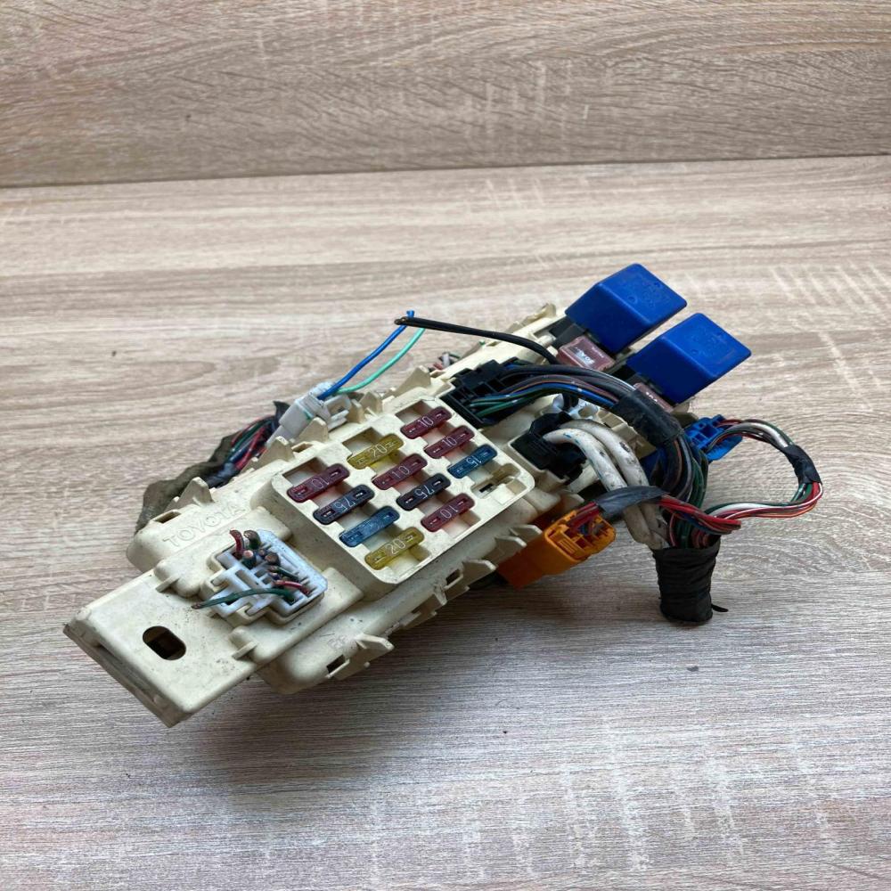 82641 12010 39930109  Fuse module Toyota Avensis T250