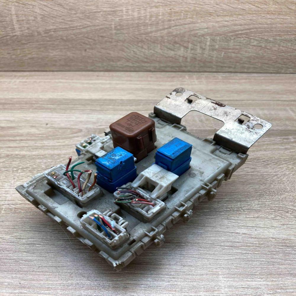 24350 4U100 0324001  Fuse module Nissan Almera Tino
