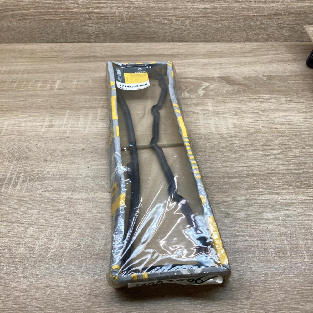 7700719666   Rocker cam cover Renault 9