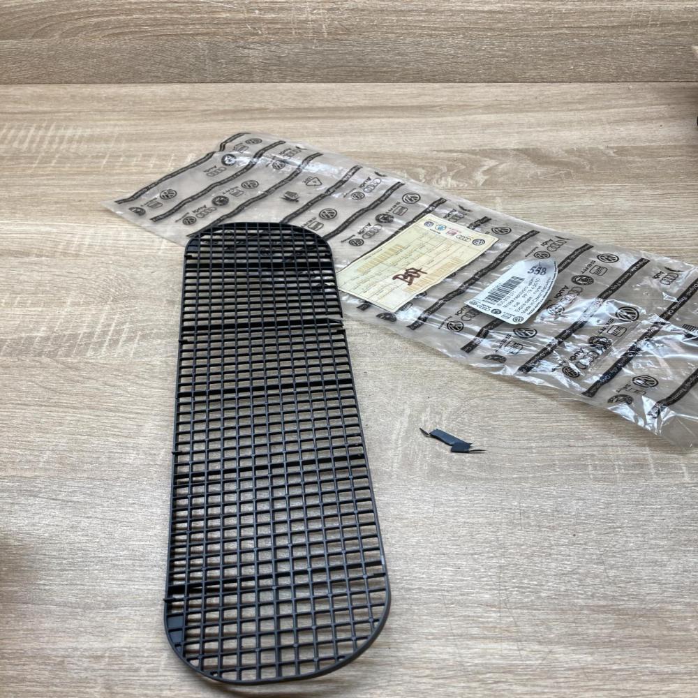 6U0819071   Front bumper lower grill Skoda Felicia I