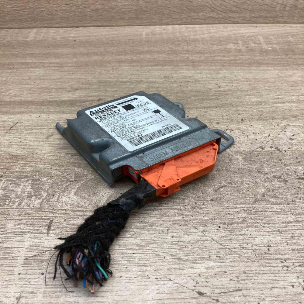 600639500 8200117652A  Airbag control unit/module Renault Scenic I
