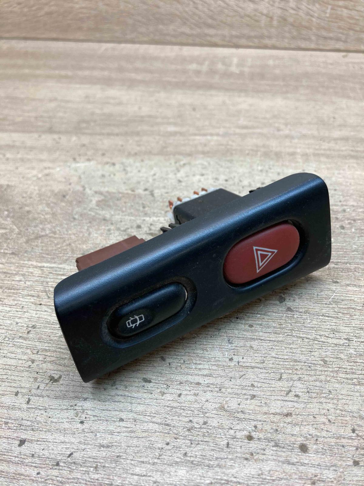 7700845435   Hazard light switch Renault Laguna I