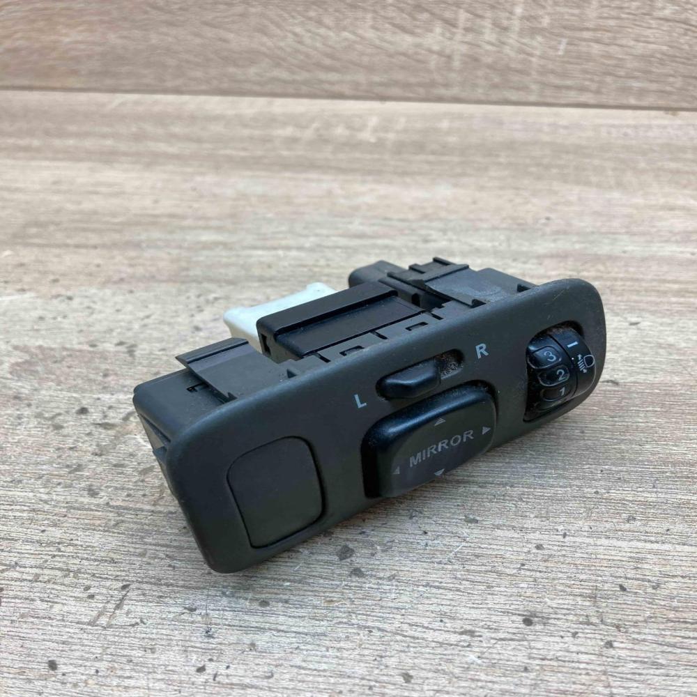 174B04   Wing mirror switch Toyota Yaris