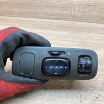 174B04   Wing mirror switch Toyota Yaris