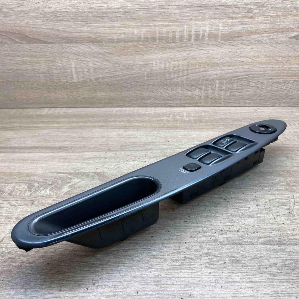 621W02250   Electric window control switch Hyundai Trajet