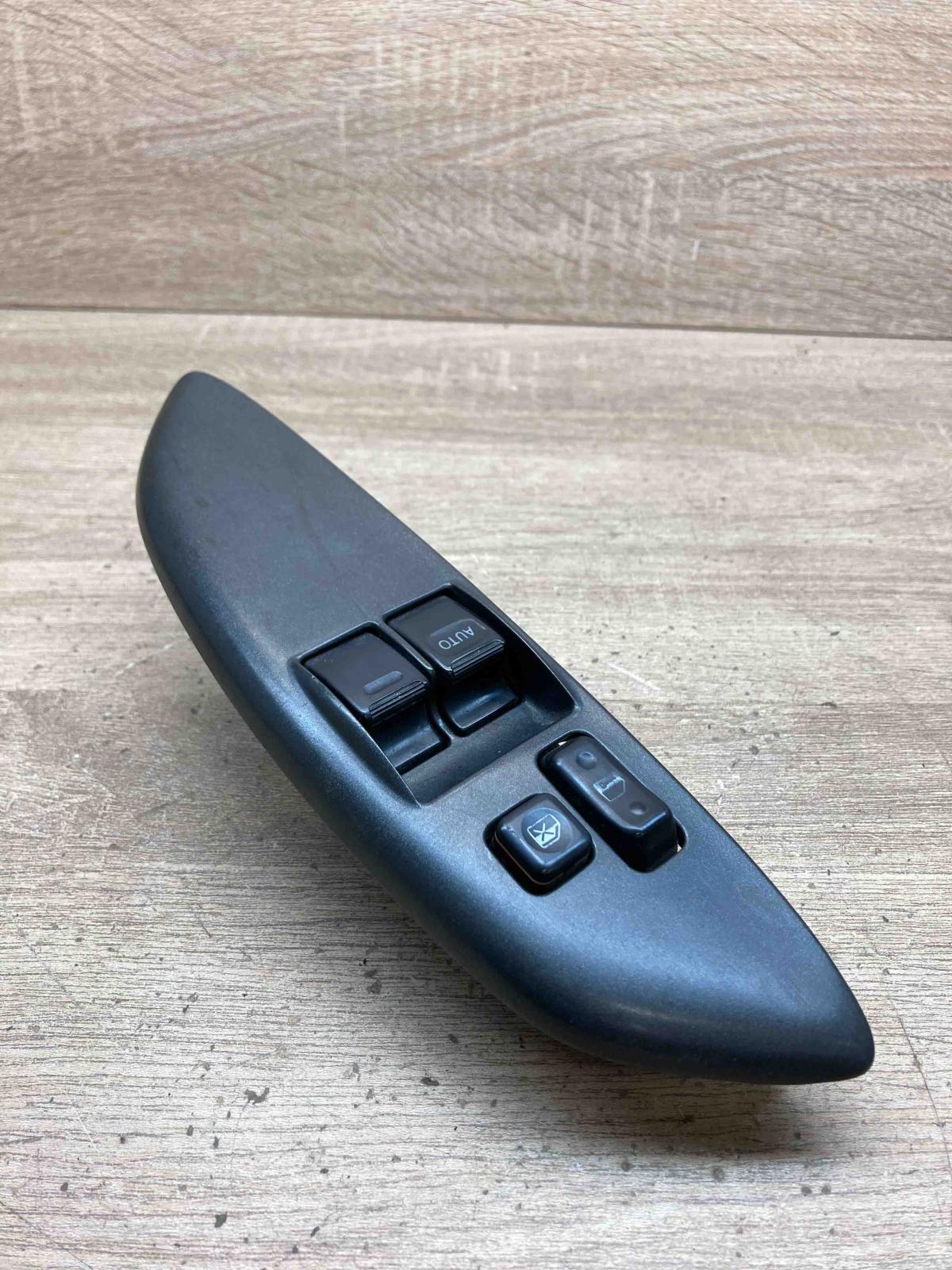 011 3S14   Electric window control switch Toyota Yaris