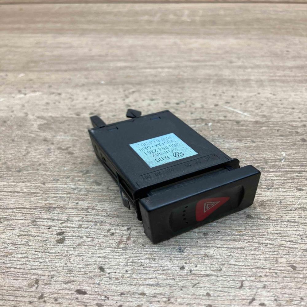 3B0953235E   Hazard light switch Volkswagen PASSAT B5.5