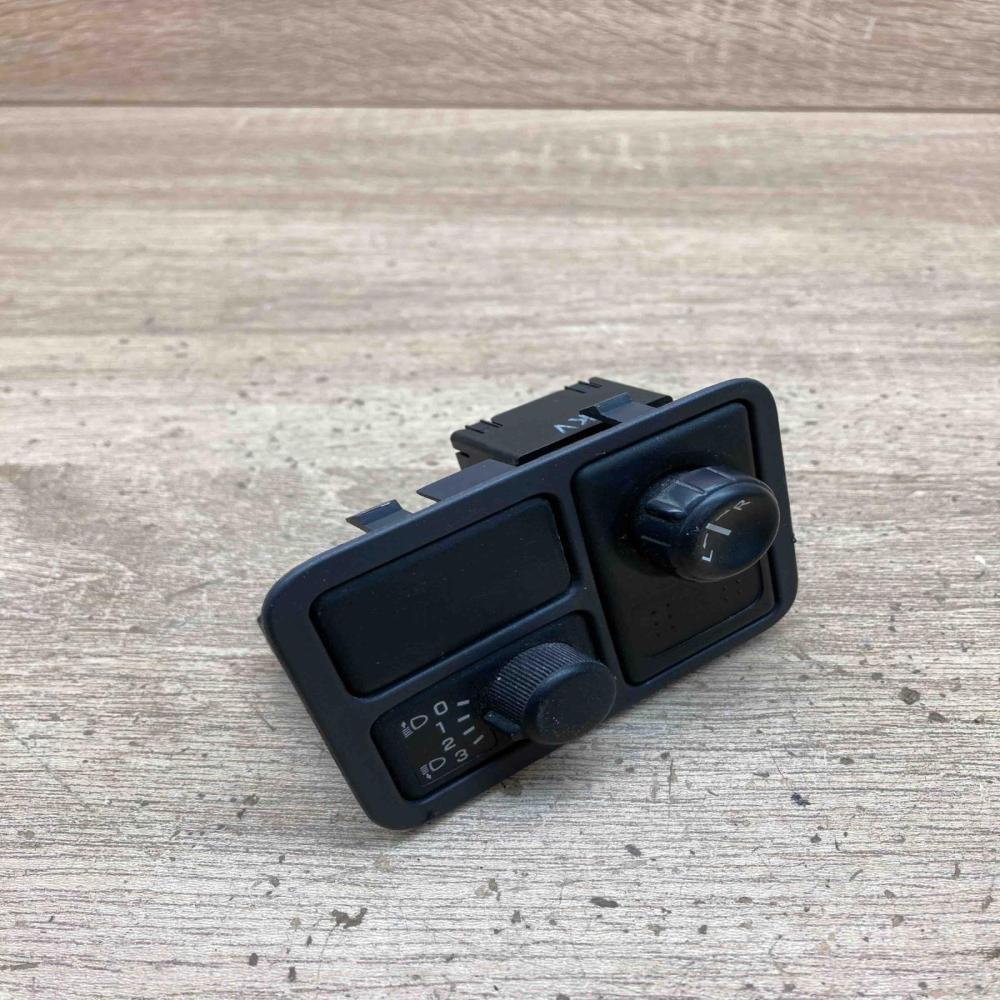 68960 90J00 36981A 30600  Wing mirror switch Nissan Almera N16