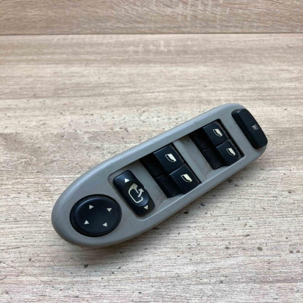 96498423ZW   Electric window control switch Citroen C5