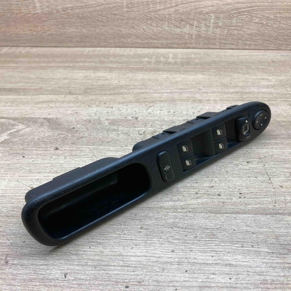 96351623XT   Electric window control switch Peugeot 307