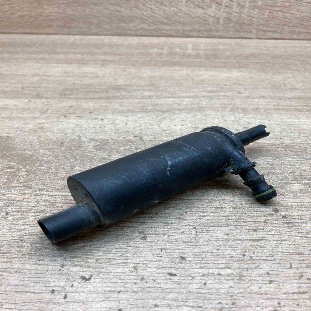 8377613   Headlight washer pump BMW 7 E65 E66