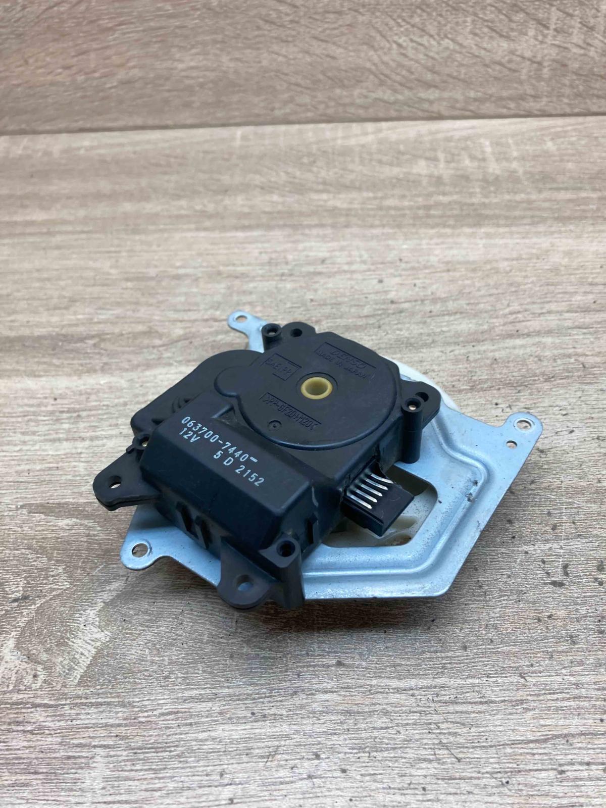 063700 7440   Air flap motor/actuator Toyota Prius (XW20)