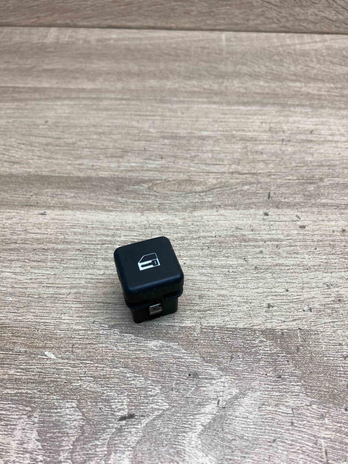 8360828   Central locking switch button BMW 5 E39