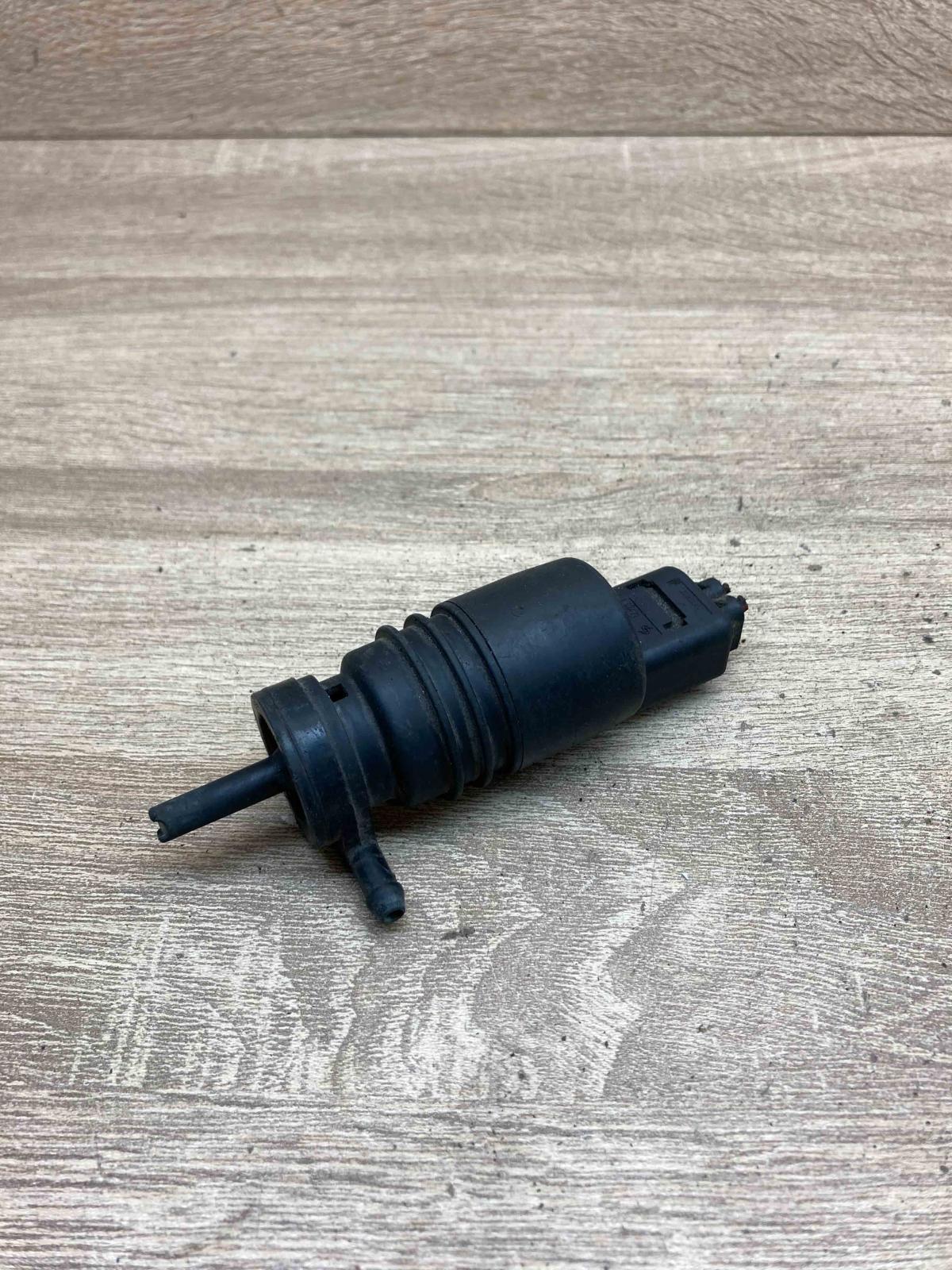 8364516 1813914725  Windscreen/windshield washer pump BMW 3 E46