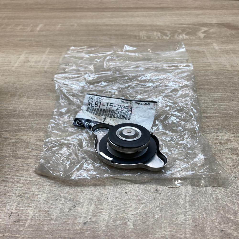 WL81 15 205A WL8115205A  Coolant expansion tank/reservoir cap Mazda 6