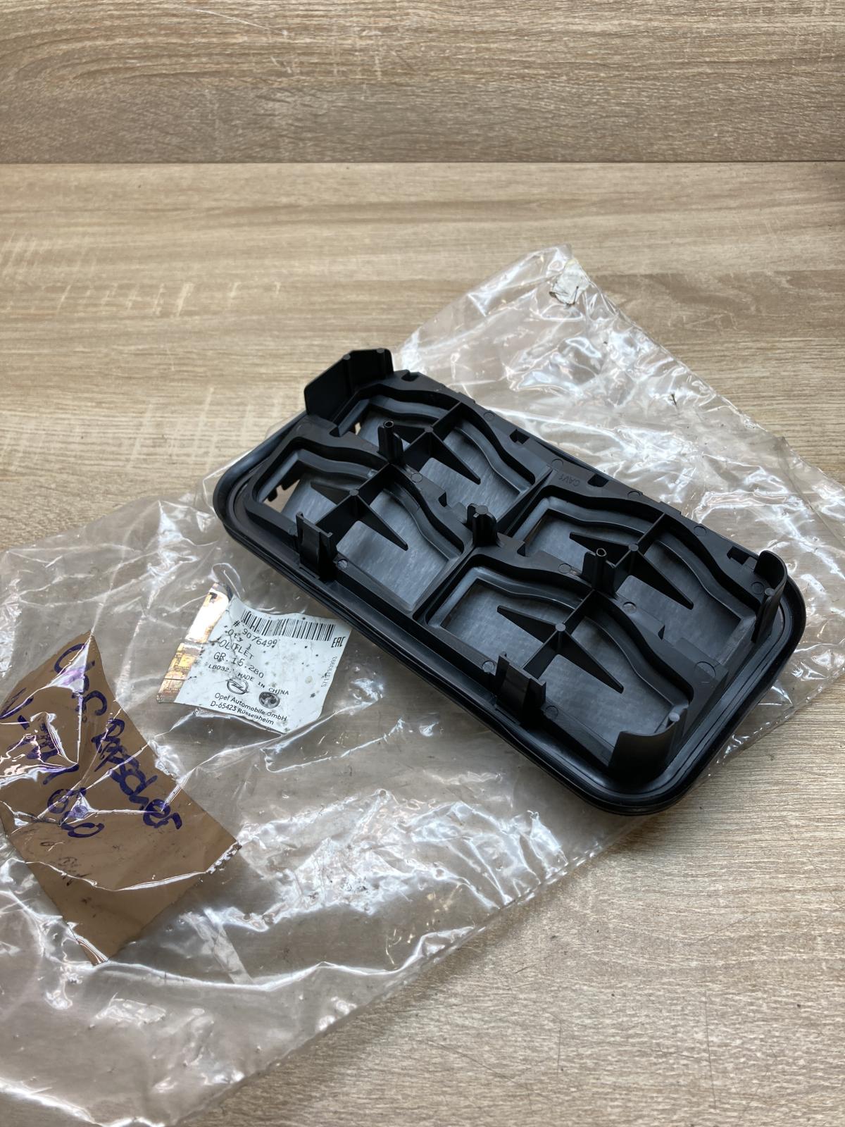 9076499   Quarter panel pressure vent Opel Zafira C