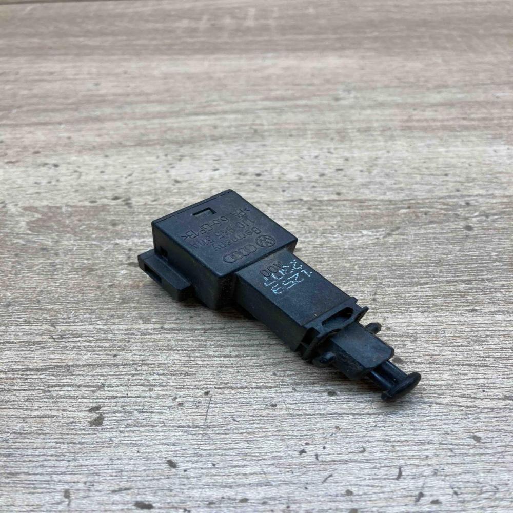 1J0945511A   Brake pedal sensor switch Volkswagen Golf IV
