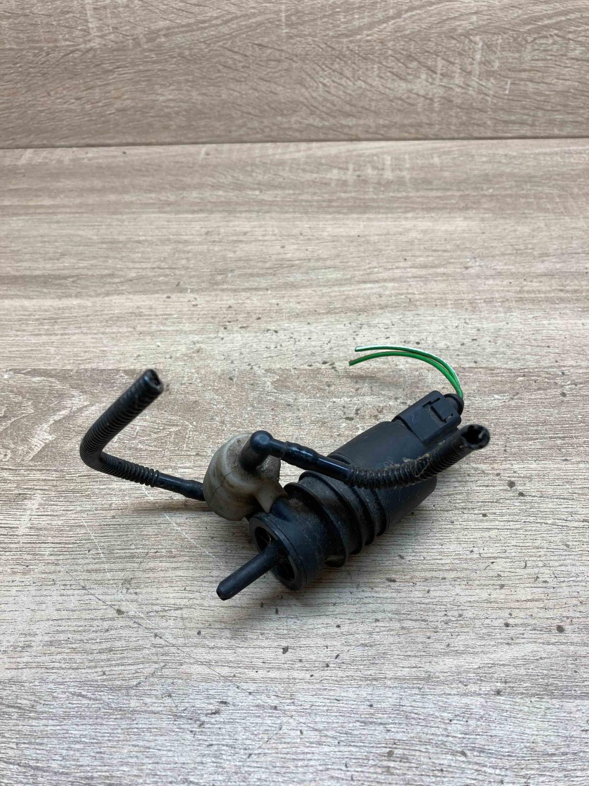 1J0973722  With Plug Windscreen/windshield washer pump Audi A6 S6 C6 4F